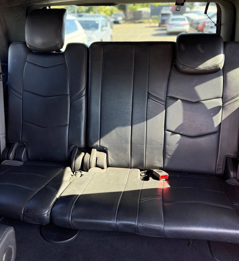 Cadillac Escalade Vehicle Full-screen Gallery Image 16