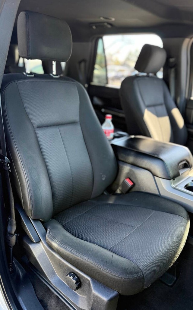 Ford Expedition Max Vehicle Full-screen Gallery Image 13