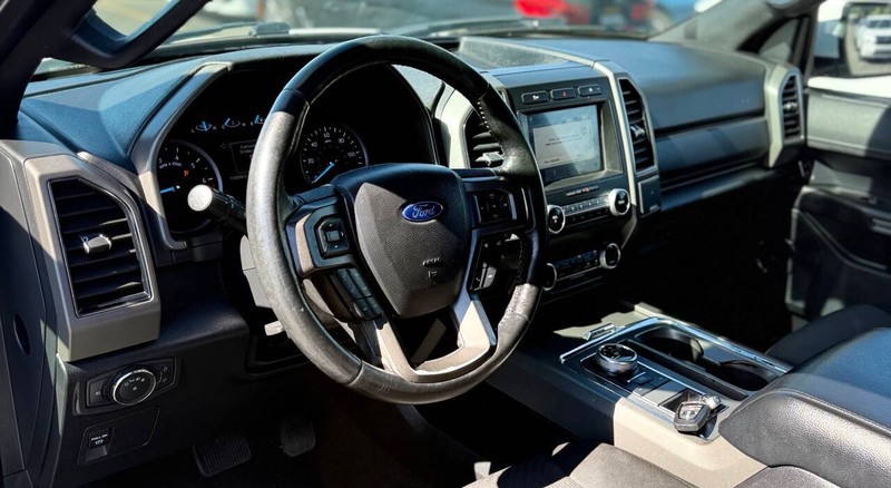 Ford Expedition Max Vehicle Full-screen Gallery Image 10