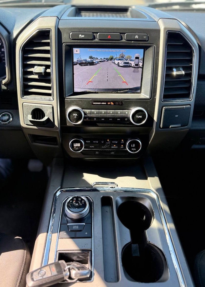Ford Expedition Max Vehicle Full-screen Gallery Image 11