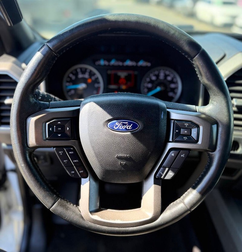 Ford Expedition Max Vehicle Full-screen Gallery Image 12
