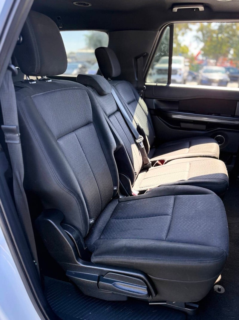 Ford Expedition Max Vehicle Full-screen Gallery Image 15