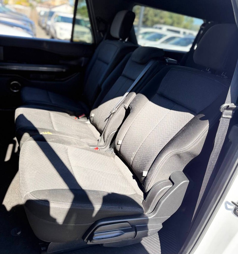 Ford Expedition Max Vehicle Full-screen Gallery Image 16