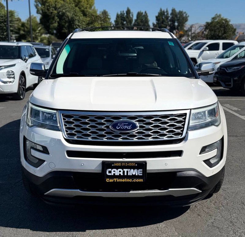 Ford Explorer Vehicle Full-screen Gallery Image 02