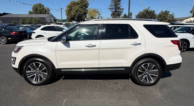 Ford Explorer Vehicle Full-screen Gallery Image 07