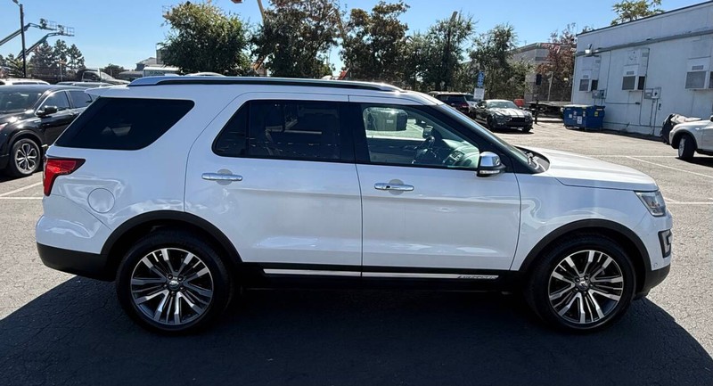 Ford Explorer Vehicle Full-screen Gallery Image 08