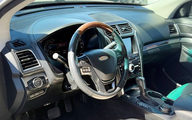 Ford Explorer Vehicle Full-screen Gallery Image 09