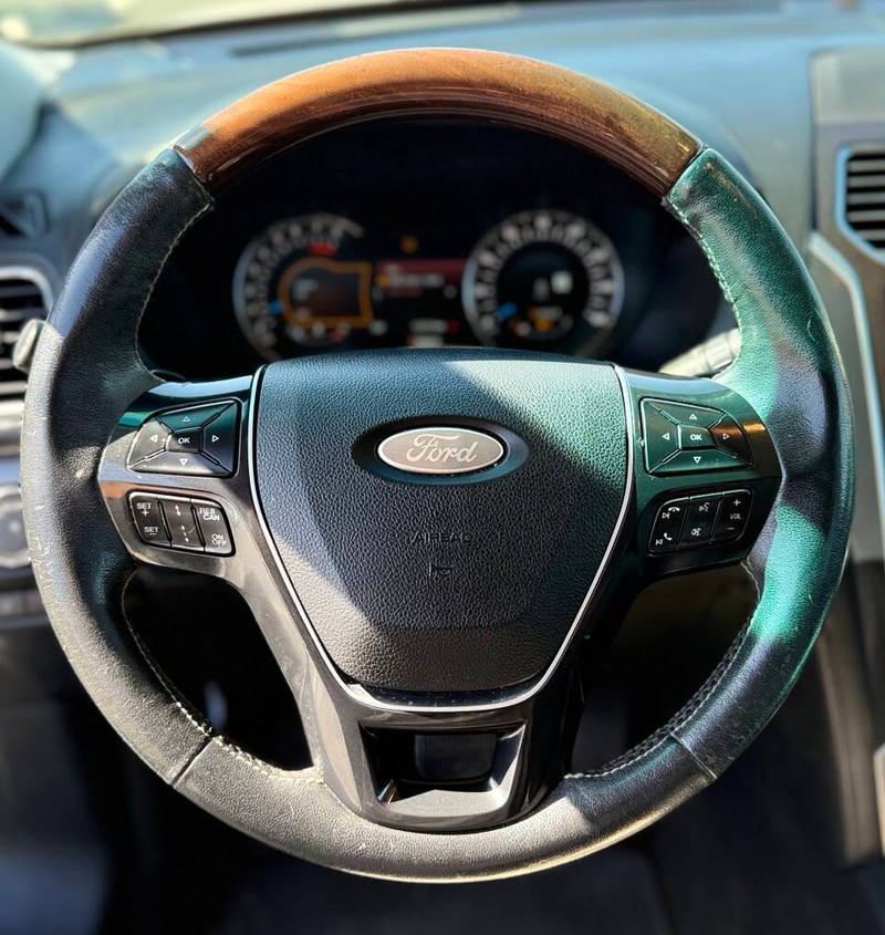 Ford Explorer Vehicle Full-screen Gallery Image 10