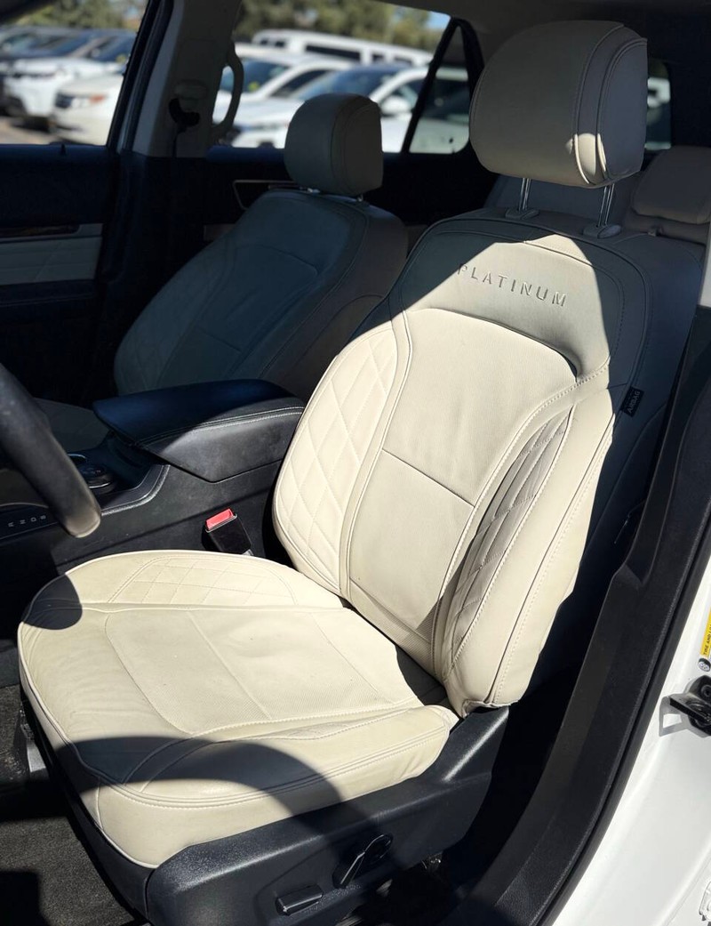 Ford Explorer Vehicle Full-screen Gallery Image 12