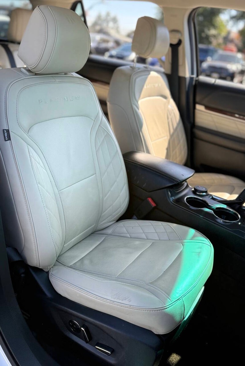 Ford Explorer Vehicle Full-screen Gallery Image 13
