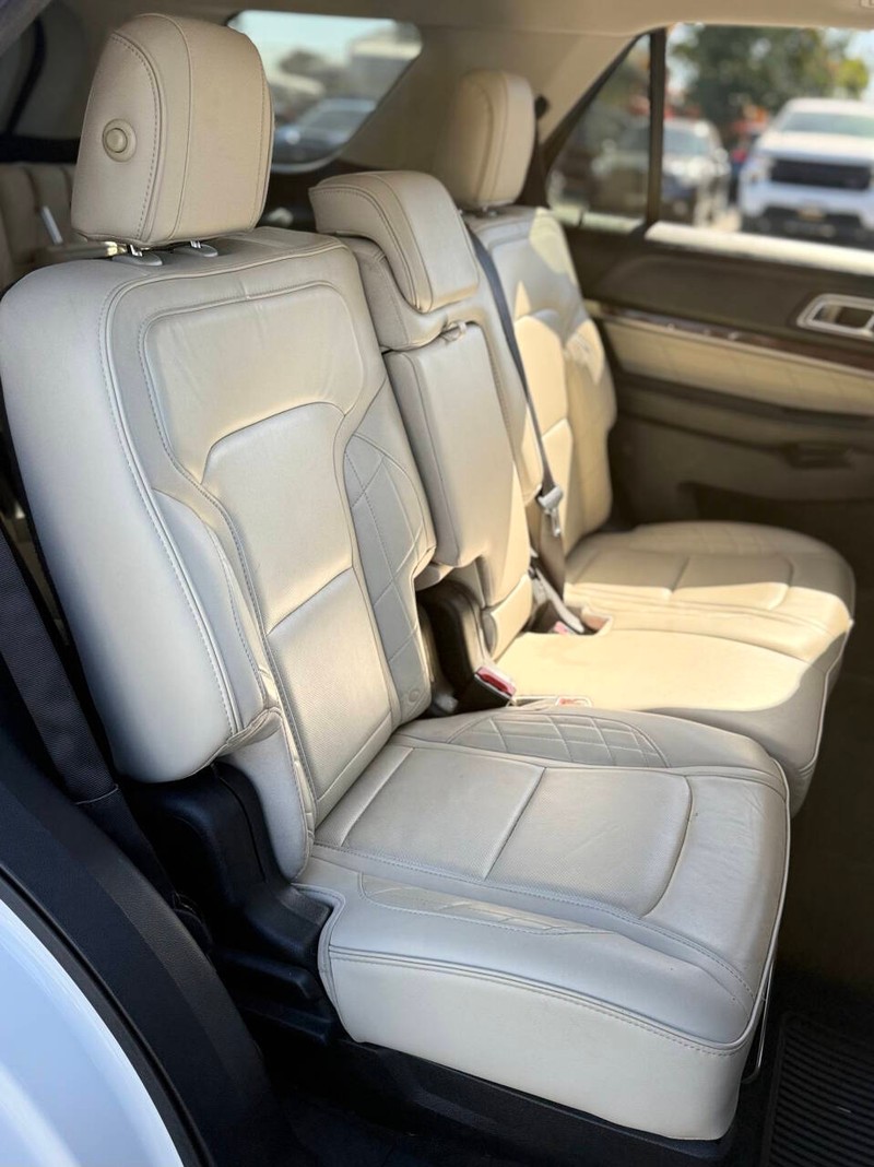 Ford Explorer Vehicle Full-screen Gallery Image 14