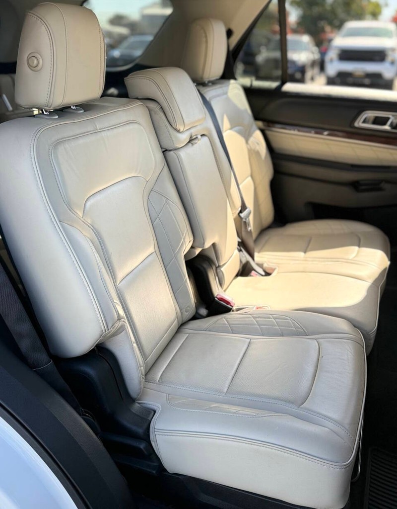 Ford Explorer Vehicle Full-screen Gallery Image 15