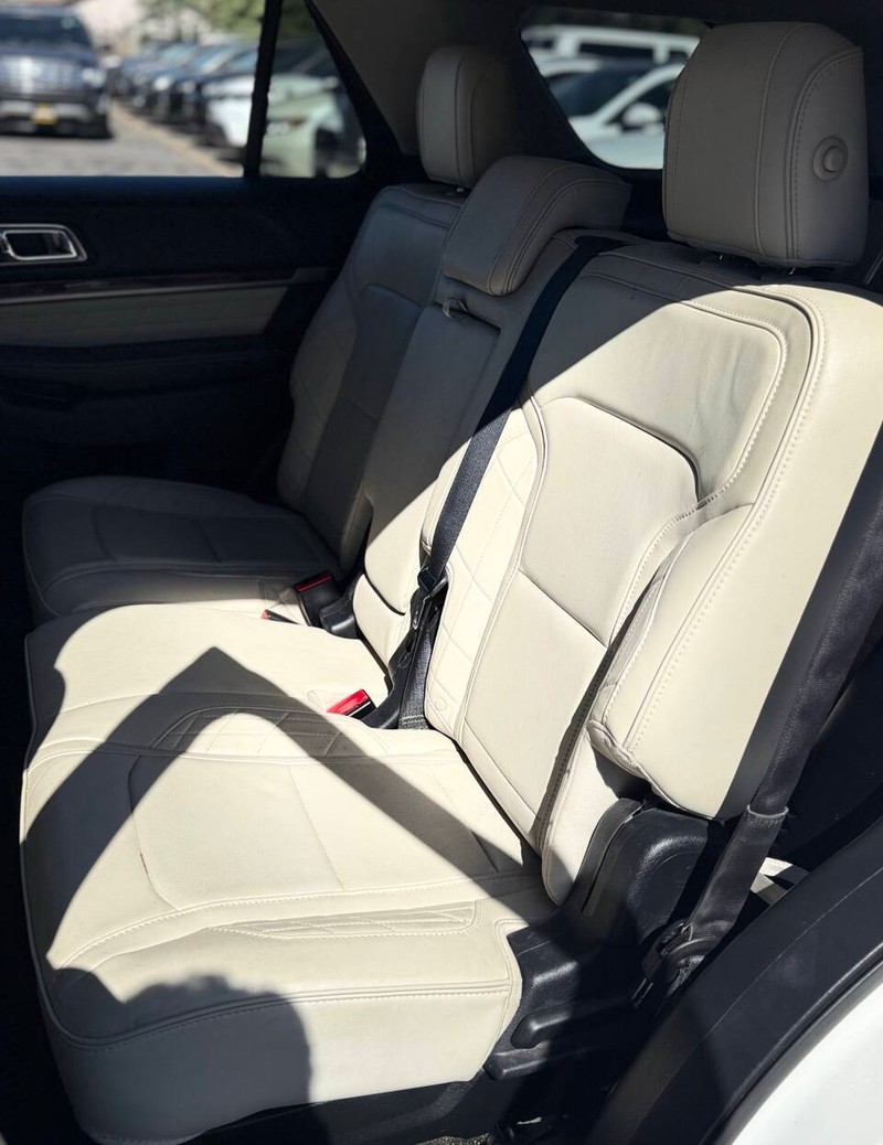 Ford Explorer Vehicle Full-screen Gallery Image 16