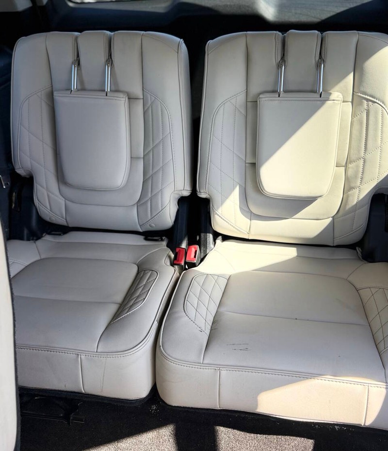 Ford Explorer Vehicle Full-screen Gallery Image 17