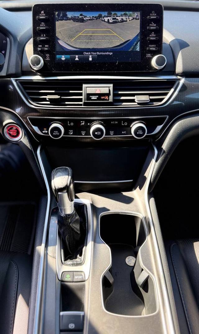 Honda Accord Sedan Vehicle Full-screen Gallery Image 10