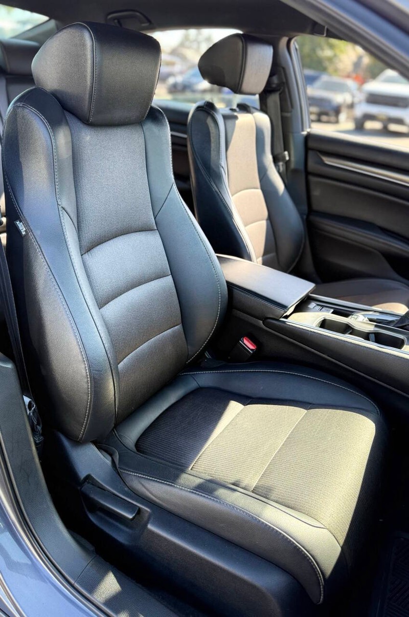 Honda Accord Sedan Vehicle Full-screen Gallery Image 11