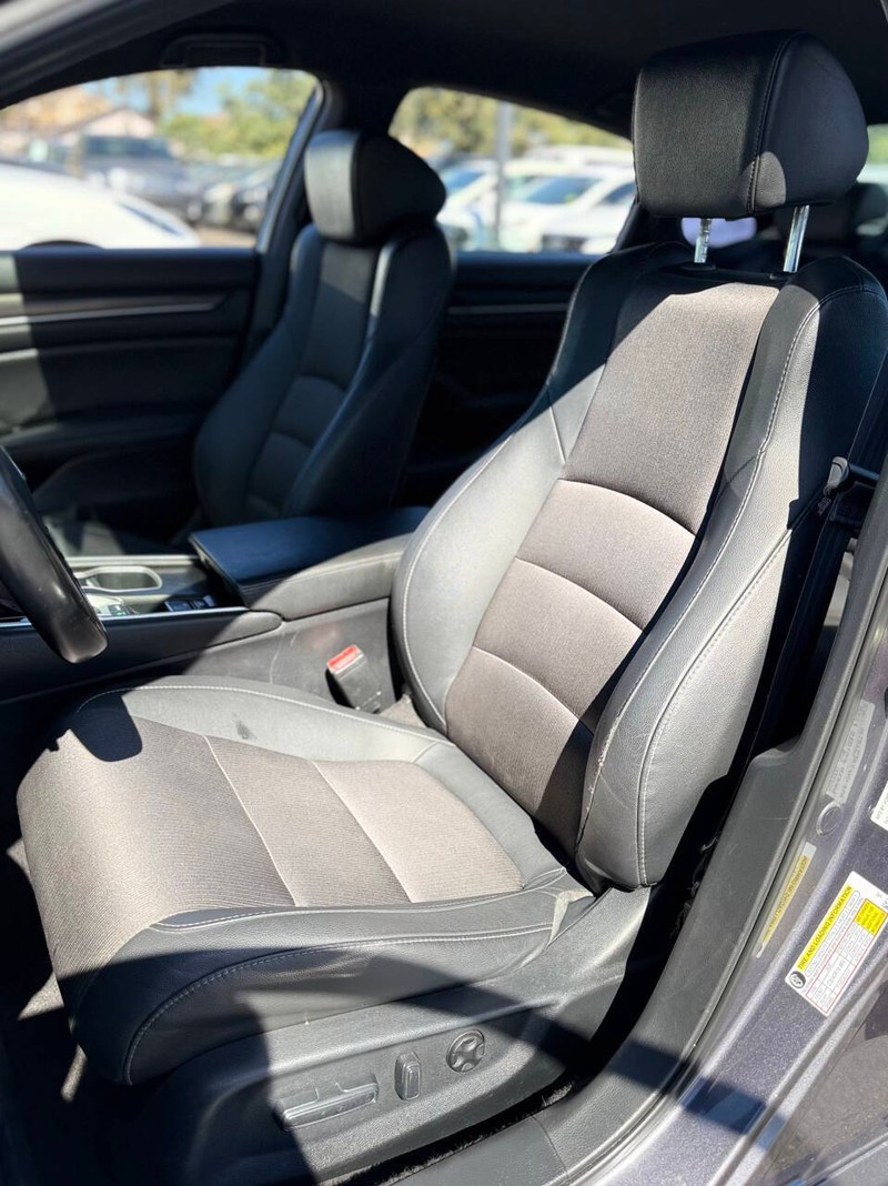 Honda Accord Sedan Vehicle Full-screen Gallery Image 12