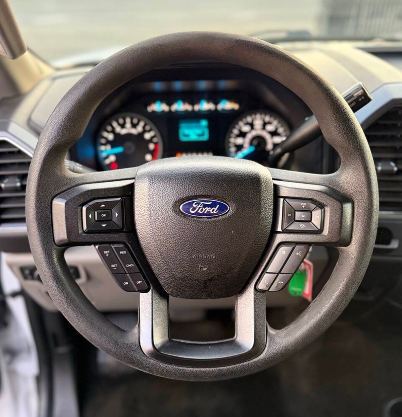 Ford F-150 Vehicle Full-screen Gallery Image 10