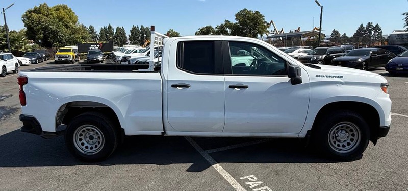 Chevrolet Silverado 1500 Vehicle Full-screen Gallery Image 13