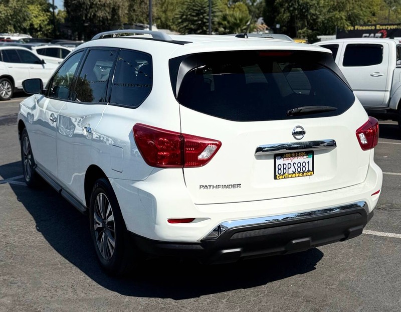 Nissan Pathfinder Vehicle Full-screen Gallery Image 04