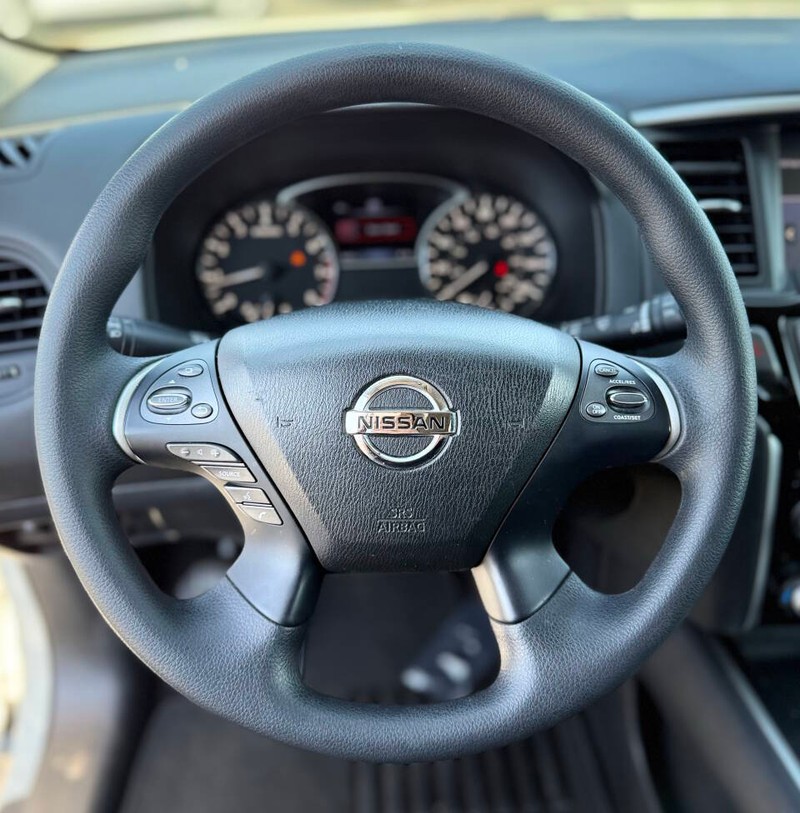 Nissan Pathfinder Vehicle Full-screen Gallery Image 10