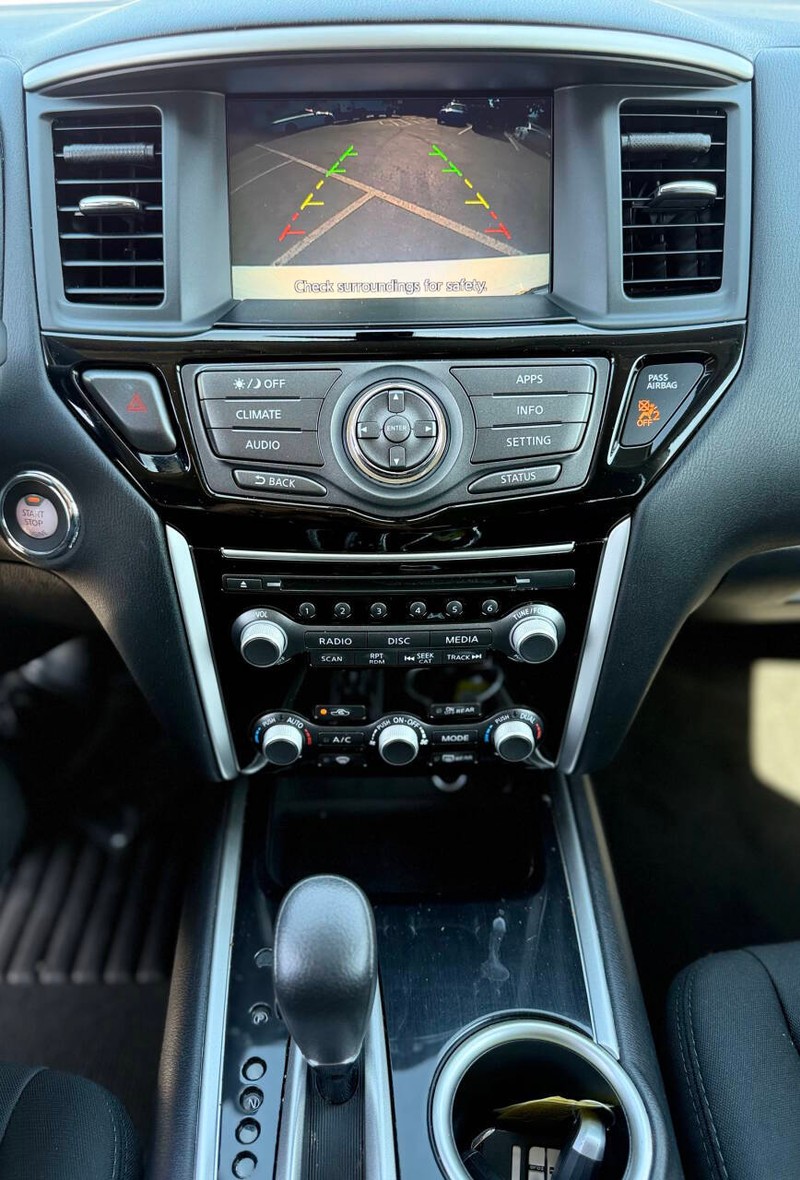 Nissan Pathfinder Vehicle Full-screen Gallery Image 11