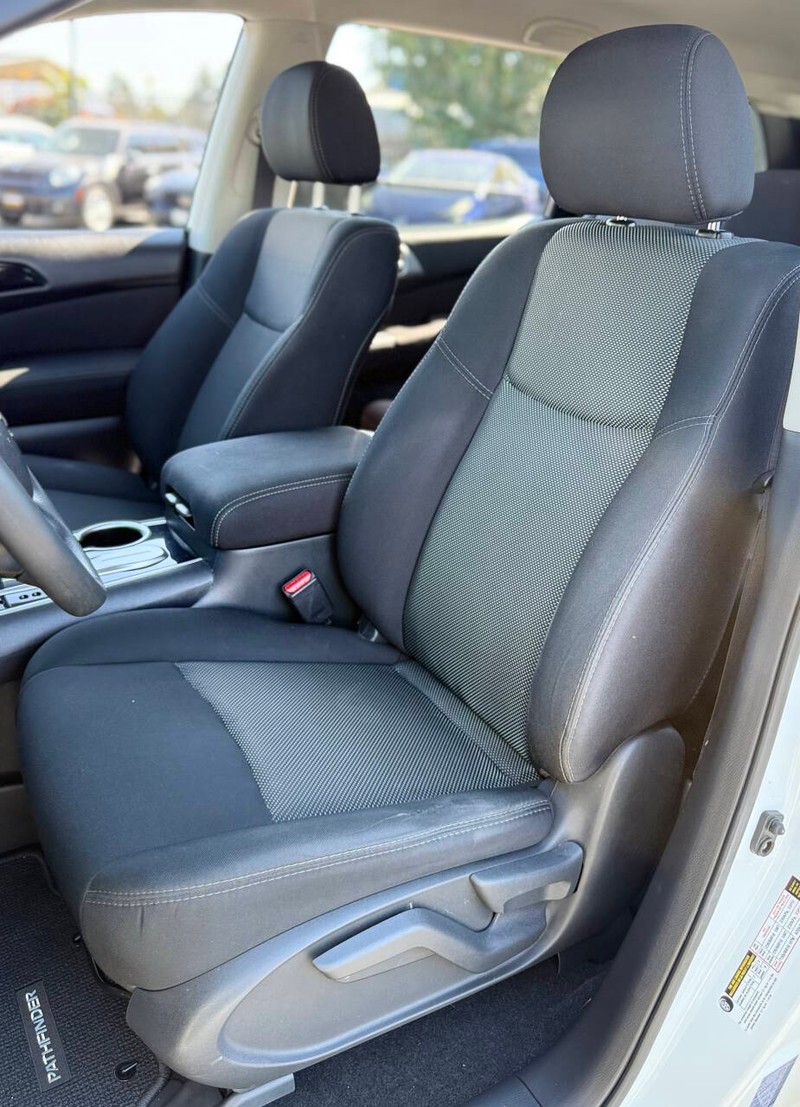 Nissan Pathfinder Vehicle Full-screen Gallery Image 12