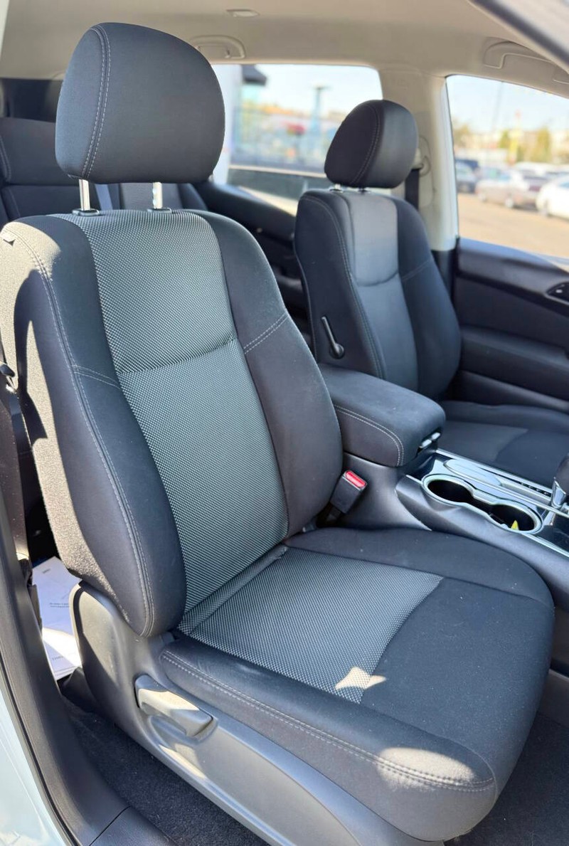 Nissan Pathfinder Vehicle Full-screen Gallery Image 13