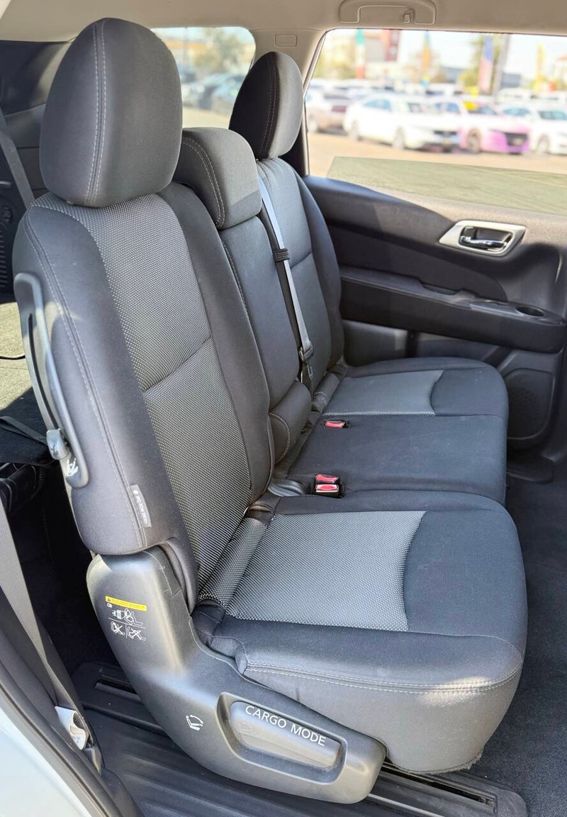 Nissan Pathfinder Vehicle Full-screen Gallery Image 14