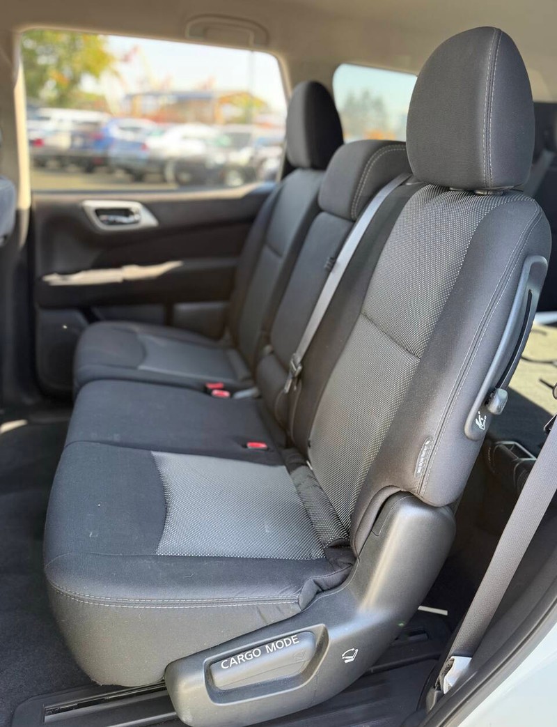Nissan Pathfinder Vehicle Full-screen Gallery Image 15