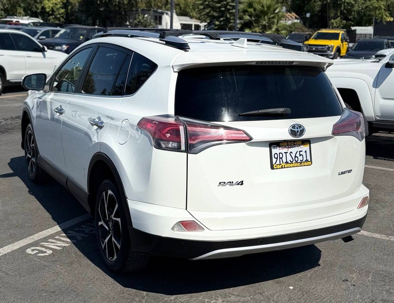 Toyota RAV4 Vehicle Full-screen Gallery Image 06