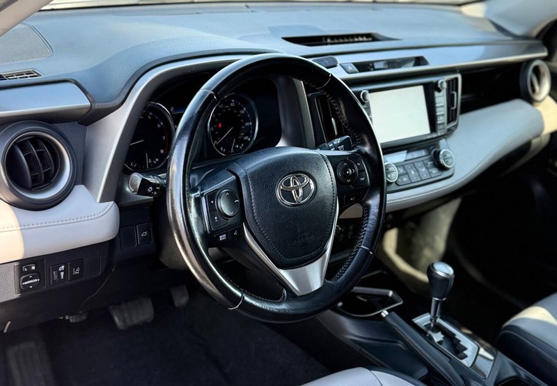 Toyota RAV4 Vehicle Full-screen Gallery Image 09