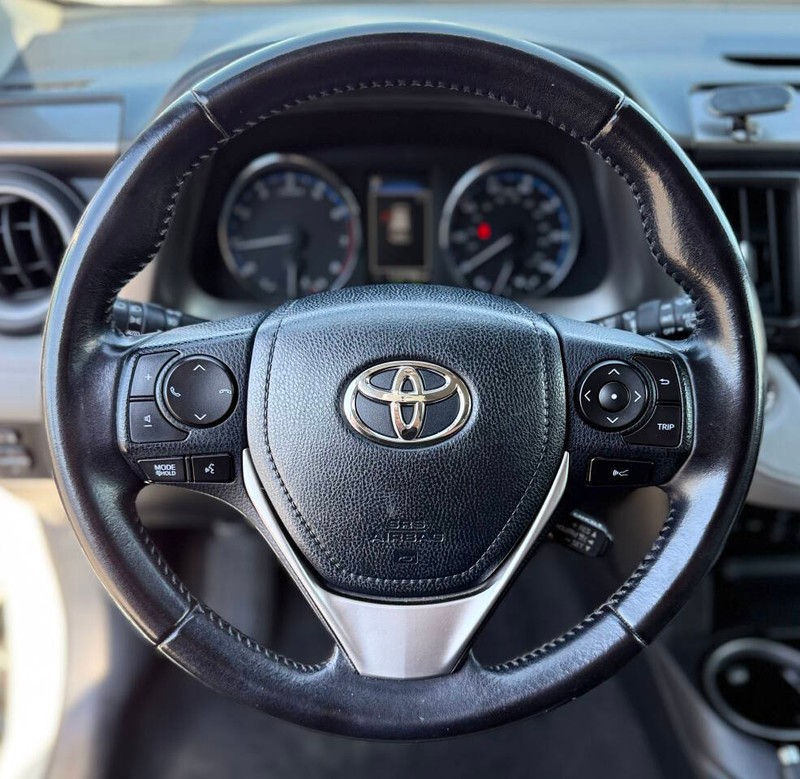 Toyota RAV4 Vehicle Full-screen Gallery Image 10