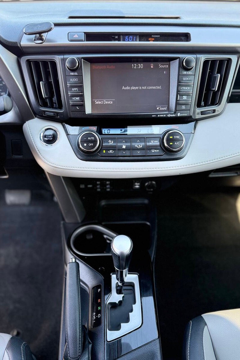 Toyota RAV4 Vehicle Full-screen Gallery Image 11