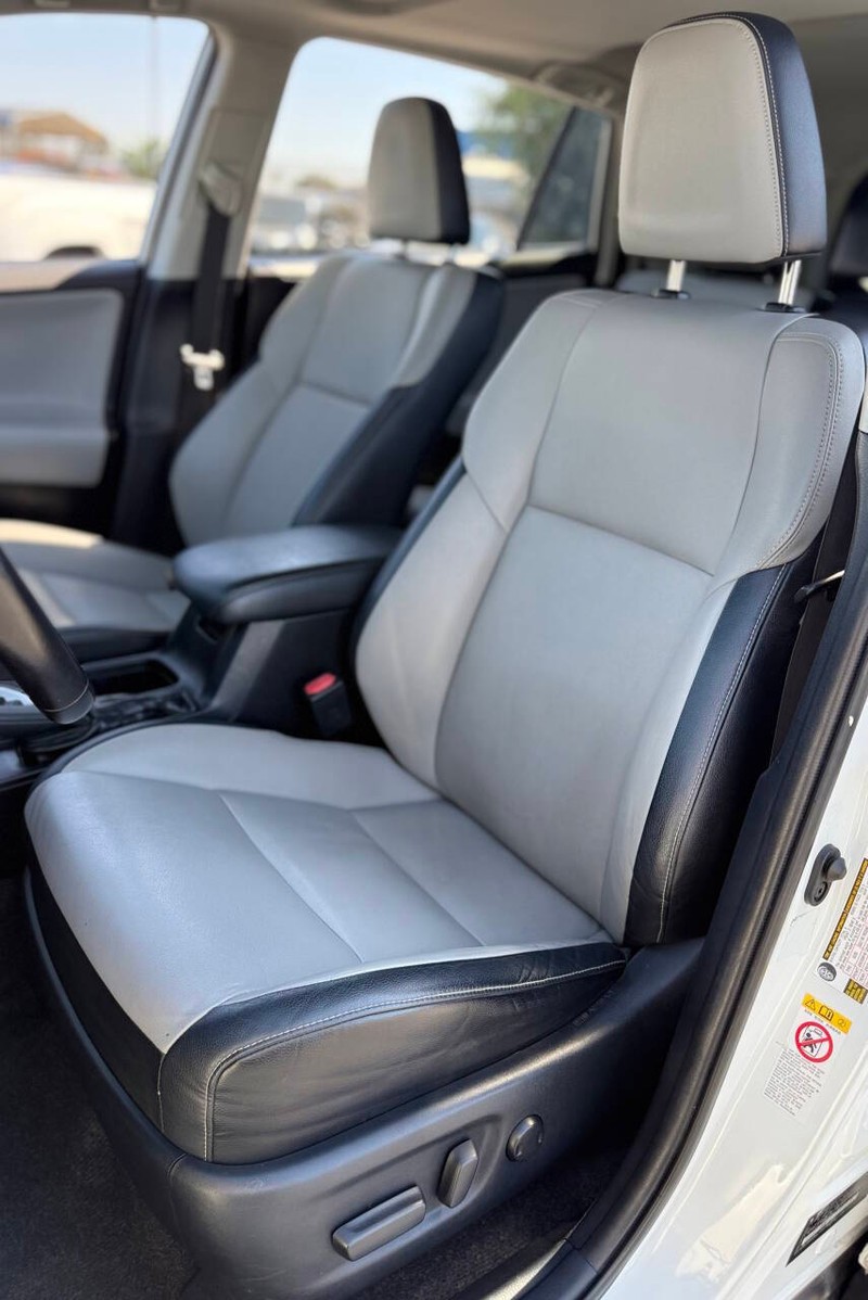Toyota RAV4 Vehicle Full-screen Gallery Image 12