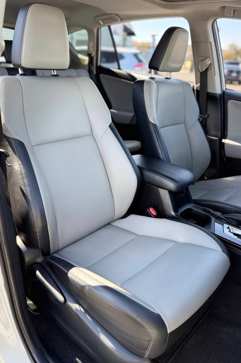 Toyota RAV4 Vehicle Full-screen Gallery Image 13