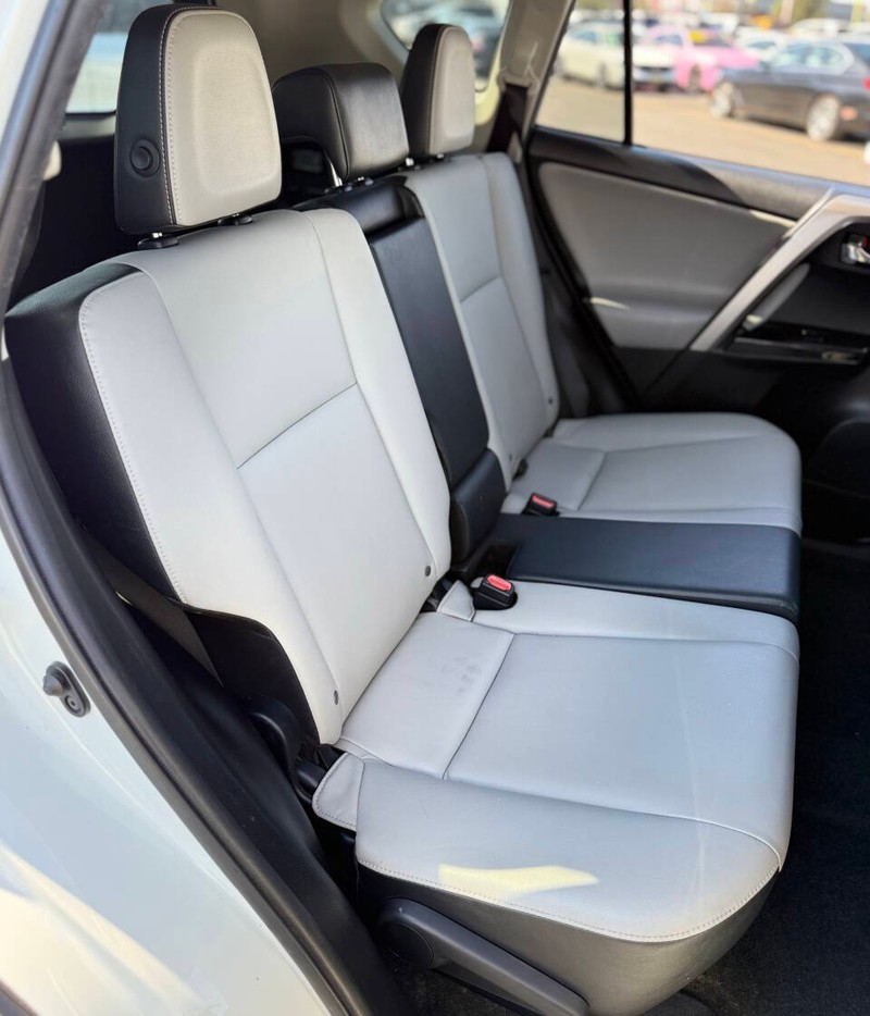 Toyota RAV4 Vehicle Full-screen Gallery Image 14