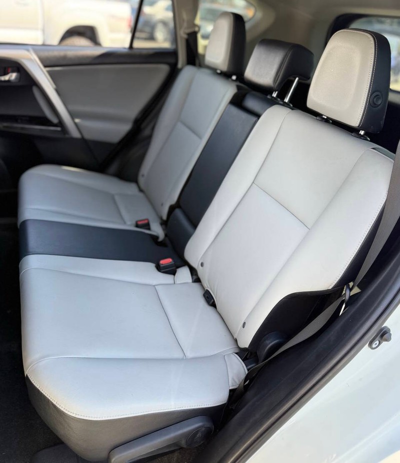 Toyota RAV4 Vehicle Full-screen Gallery Image 15