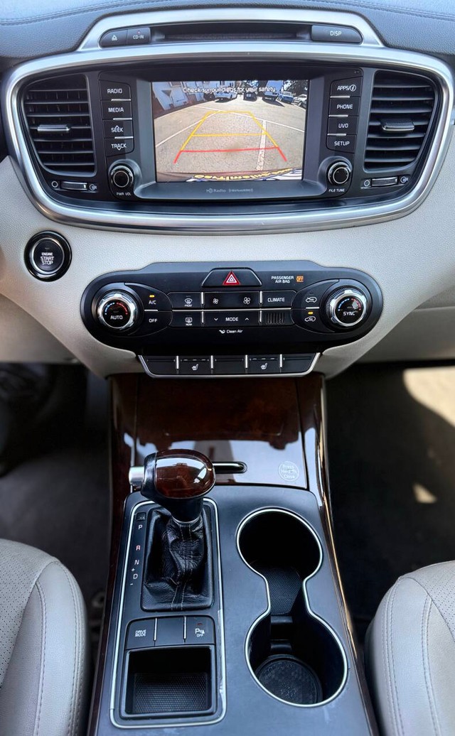 Kia Sorento Vehicle Full-screen Gallery Image 11