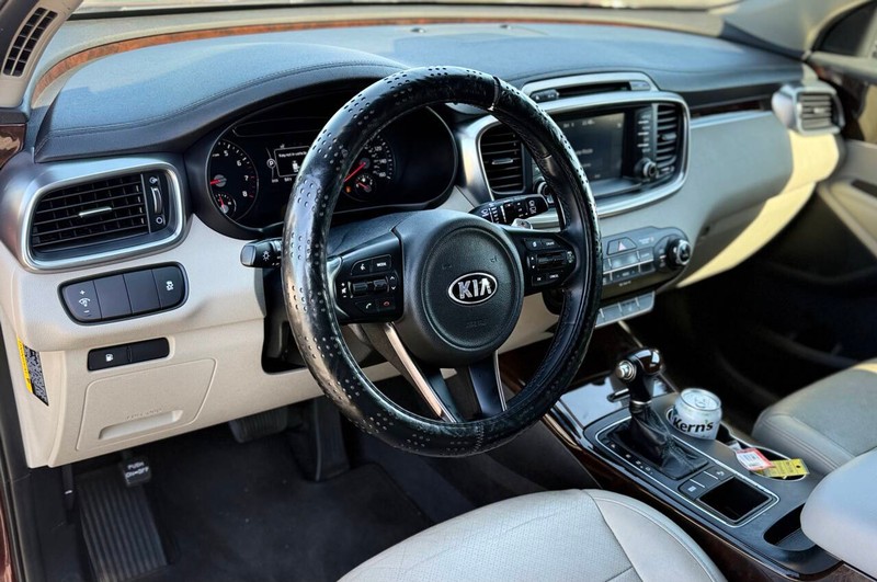 Kia Sorento Vehicle Full-screen Gallery Image 09