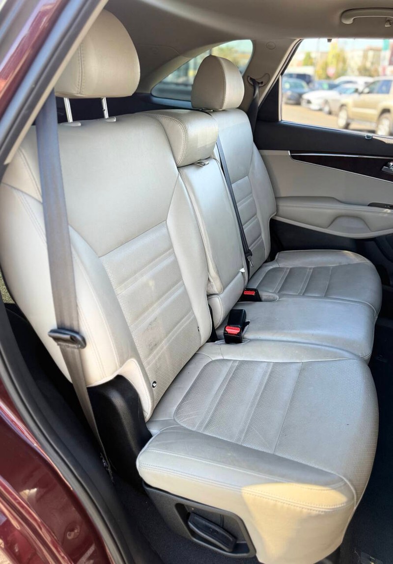Kia Sorento Vehicle Full-screen Gallery Image 14