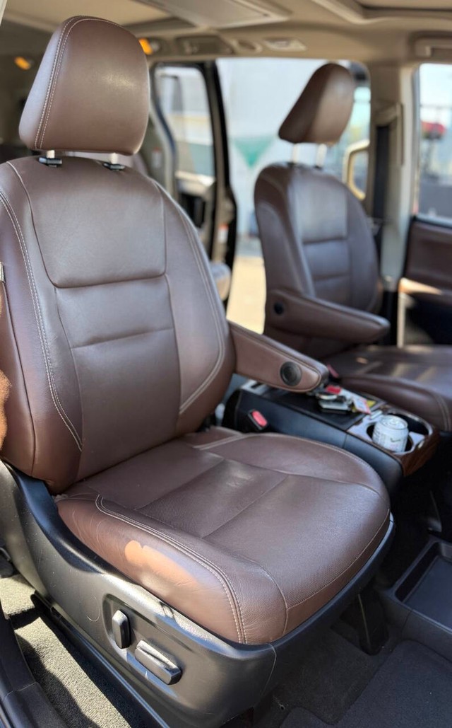 Toyota Sienna Vehicle Full-screen Gallery Image 13
