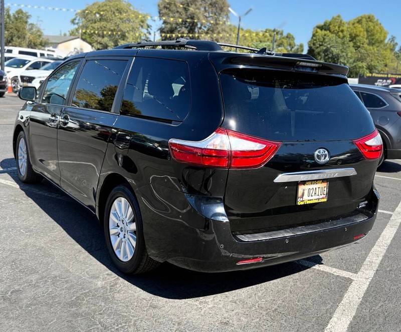 Toyota Sienna Vehicle Full-screen Gallery Image 04