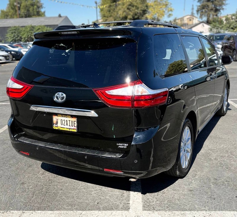 Toyota Sienna Vehicle Full-screen Gallery Image 06