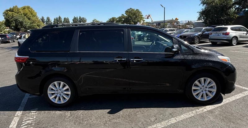 Toyota Sienna Vehicle Full-screen Gallery Image 07