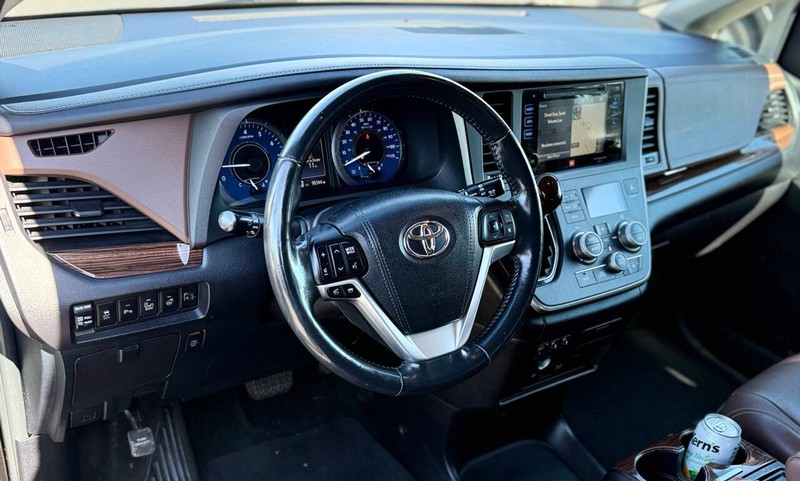 Toyota Sienna Vehicle Full-screen Gallery Image 09