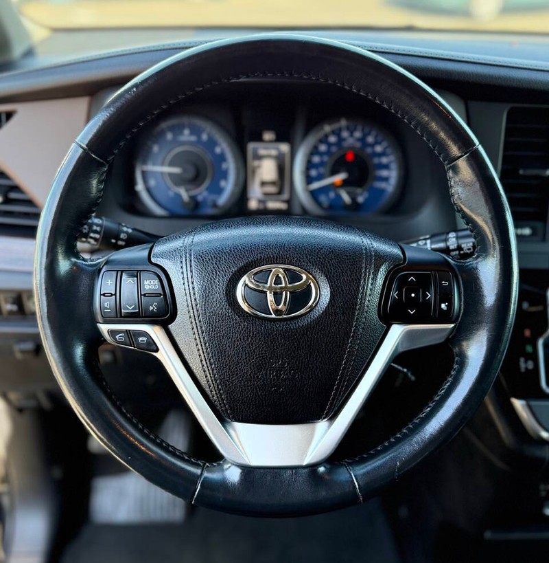 Toyota Sienna Vehicle Full-screen Gallery Image 10