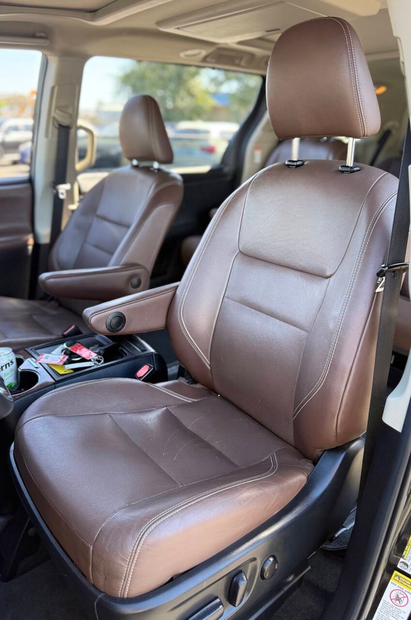 Toyota Sienna Vehicle Full-screen Gallery Image 11