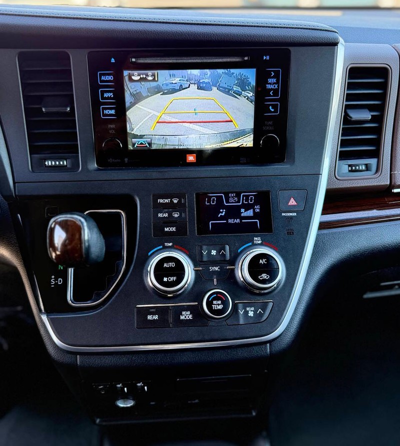Toyota Sienna Vehicle Full-screen Gallery Image 12