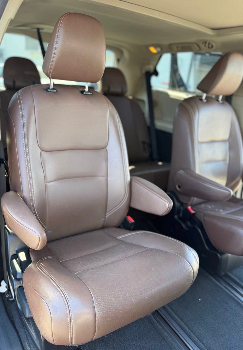 Toyota Sienna Vehicle Full-screen Gallery Image 14